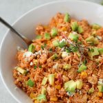 This buffalo quinoa chicken salad is gluten free, ready in minutes and makes about 5-6 servings ! Great meal to prep on a Sunday for those busy weeknights |mealswithmaggie.com