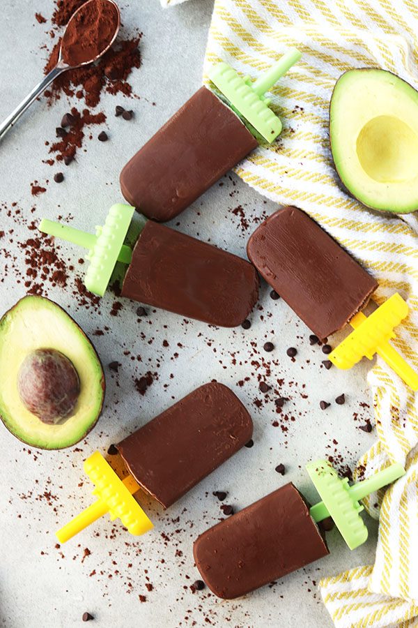 These healthy vegan fudgesicles are low in sugar, under 100 calories and can be made in under 10 minutes! | Mealswithmaggie.com #avocado #cocoapowder #environmentalfriendly #almondmilk #cleaneating #frozendesserts #summerdessert #fudgesicle #vegan #healthydessert