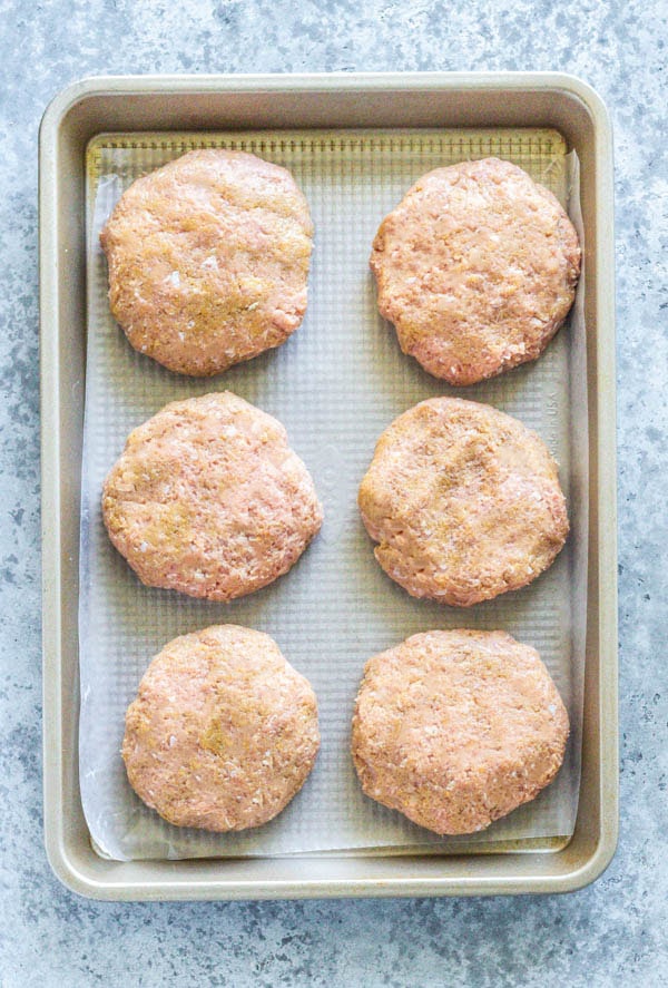 Saludables hamburguesas de pavo en una sartén.