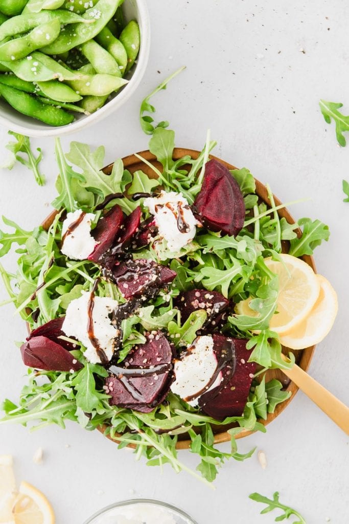 Beet and argula summer salad with dressing.