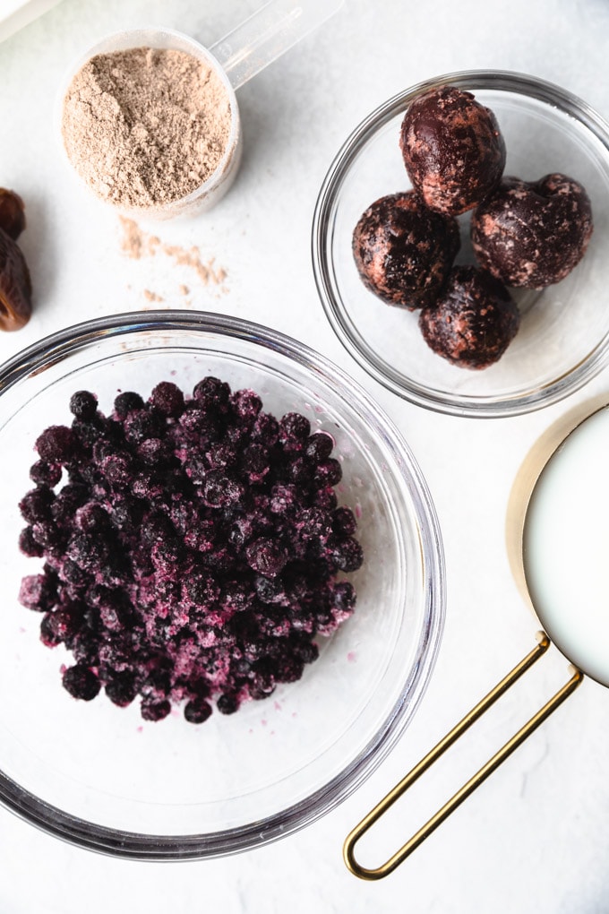 Ingredients for the blueberry smoothie 