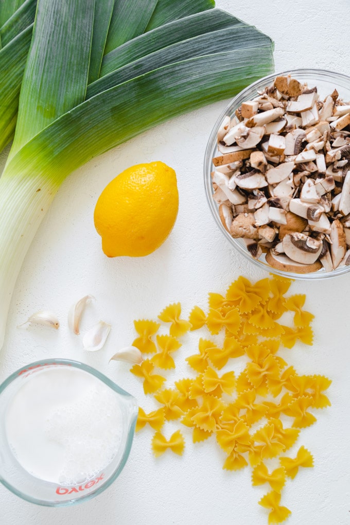 Ingredients for recipe with how to cook leeks.